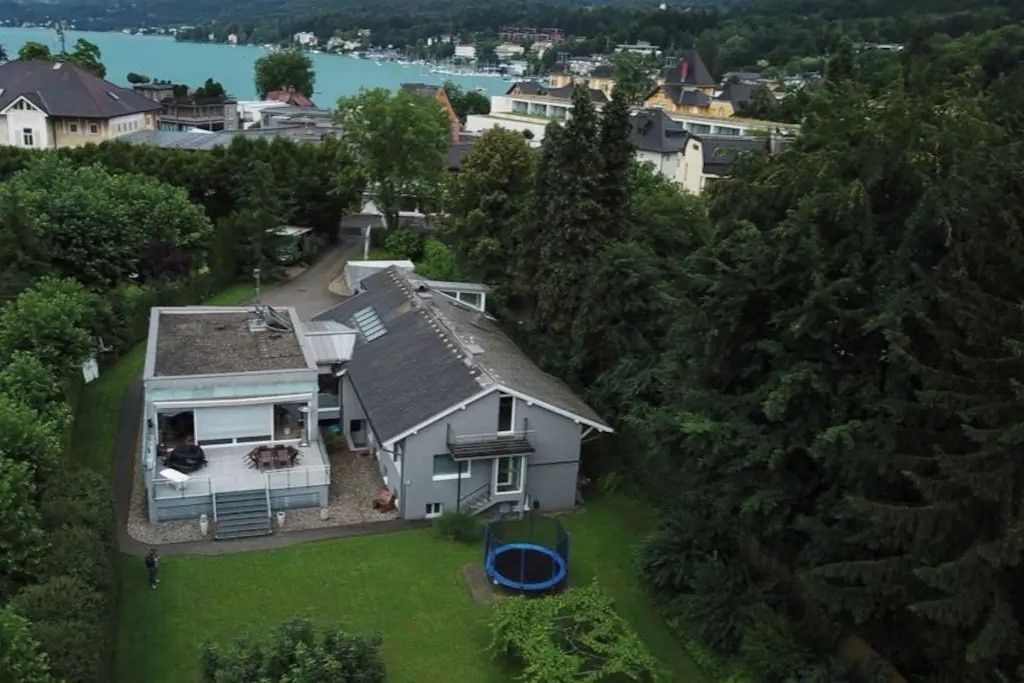 Haus mit See im Hintergrund